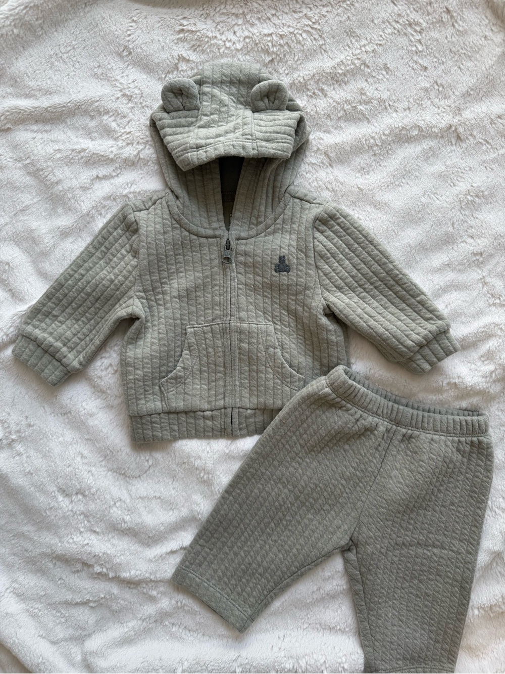 GAP Quilted Hoodie & Jogger Set in Light Gray